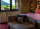 Pokoje Standard mają łóżko podwójne, łazienkę z prysznicem i balkon