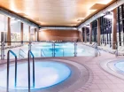 W strefie basenowej znajdują się wewnętrzne jacuzzi