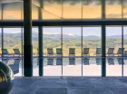 Goście mogą korzystać z basenu położonego w osobnym budynku Lake Hill Resort