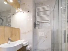 Każdy pokój ma łazienkę z prysznicem, suszarką, ręcznikami, kosmetykami