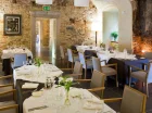 Eleganckie wnętrza restauracji usytuowano w zabytkowych murach