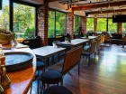 Okna restauracji wychodzą na zieleń