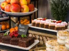 W bufetach nie brakuje deserów i świeżych owoców