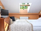 Pokoje w hotelu Centuria są urządzone w ciepłych barwach