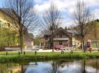 Staw sąsiaduje z hotelowymi budynkami