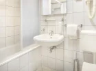 Każdy pokój posiada łazienkę z wanną i suszarką do włosów