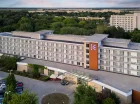 Hotel składa się z dwóch skrzydeł, między którymi jest park