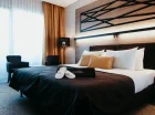 Wygodne wnętrza wyposażono m.in. w ekspres do kawy, minibar, szlafroki, sejf