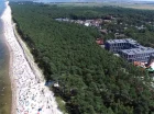 Od szerokiej piaszczystej plaży oddziela go tylko pas sosnowego lasu