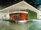 W basenie rekreacyjnym z hydromasażami jest pool bar
