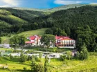 Hotel Malinowy Dwór jest malowniczo położony w sercu Gór Izerskich