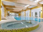 Przy dwóch basenach jest także jacuzzi