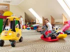 Znajdują się tu różnorodne zabawki dla dzieci w różnym wieku