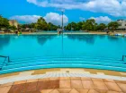 Hotel sąsiaduje ze ze słynnym kompleksem basenów termalnych