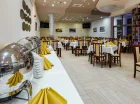 Śniadania i obiadokolacje są podawane w restauracji w formie bufetu