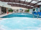 Obok rekreacyjnego basenu mieści się jacuzzi