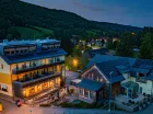 Hotel Helios po zachodzie słońca