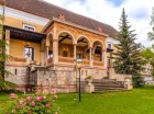 Hotel jest otoczony zielenią