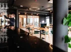 Mieści się tutaj elegancka restauracja z drink barem