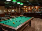 Dla dorosłych przygotowano drink bar z salą do gry w bilard