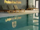 Przy basenie ustawiono nowoczesne leżaki