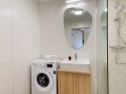 W łazience każdego apartamentu jest pralka
