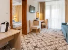 Apartament posiada sypialnię oraz pokój dzienny