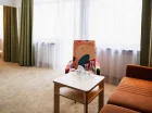 W pokoju rodzinnym jest sypialnia oraz salon z rozkładaną kanapą