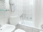 Pokój standard double ma łazienkę z wanną